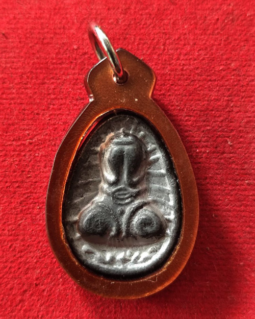 พระปิดตาเนื้อชินผสมตะกั่ว กรอบวินเทจเก่า หลังจารยันต์ ไม่ทราบเกจิ