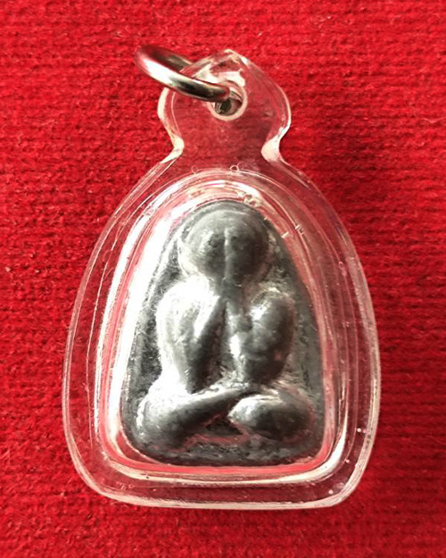 พระปิดตาเนื้อชินผสมตะกั่ว กรอบพลาสติกกันน้ำ หลังจารยันต์ ไม่ทราบเกจิ