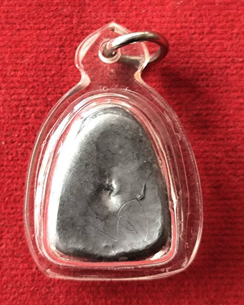 พระปิดตาเนื้อชินผสมตะกั่ว กรอบพลาสติกกันน้ำ หลังจารยันต์ ไม่ทราบเกจิ