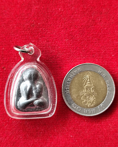 พระปิดตาเนื้อชินผสมตะกั่ว กรอบพลาสติกกันน้ำ หลังจารยันต์ ไม่ทราบเกจิ