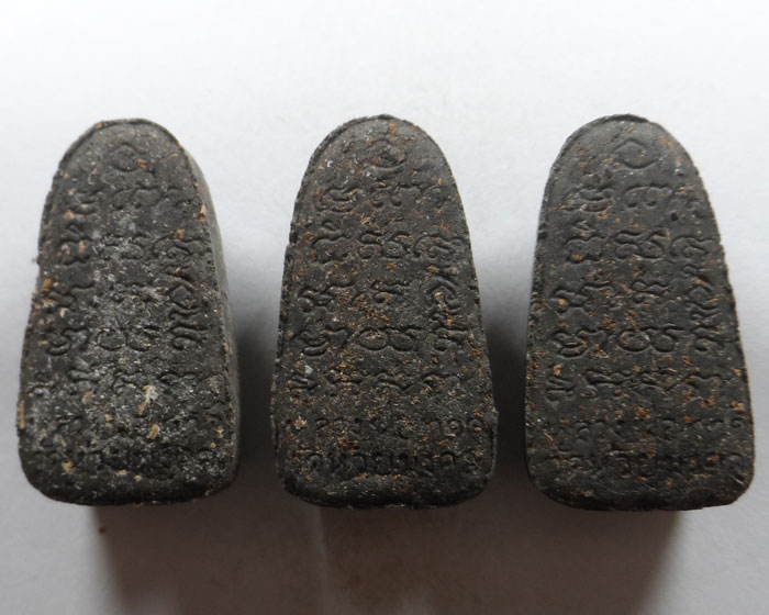 หลวงปู่ทวด เนื้อว่าน พิมพ์พระรอด วัดห้วยมงคล จ.ประจวบคีรีขันธ์ รุ่นเสาร์ ๕ ปี๒๕๕๑ (๓ องค์) ชุดที่ ๑