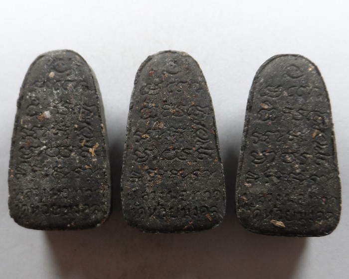 หลวงปู่ทวด เนื้อว่าน พิมพ์พระรอด วัดห้วยมงคล จ.ประจวบคีรีขันธ์ รุ่นเสาร์ ๕ ปี๒๕๕๑ (๓ องค์) ชุดที่ ๒