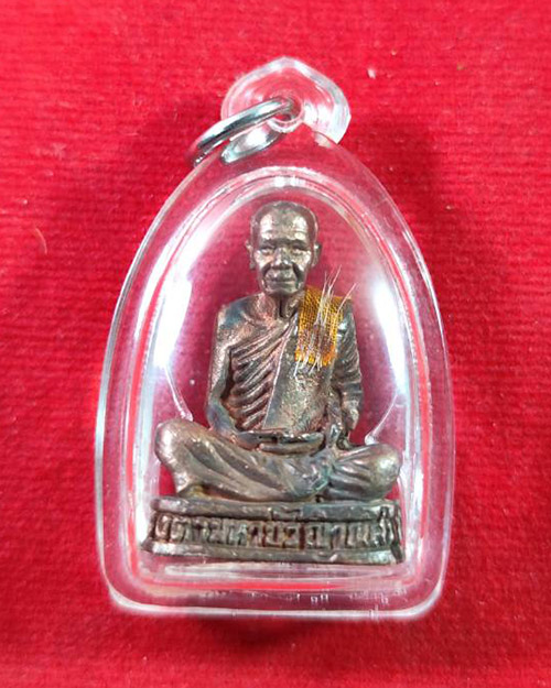 รูปหล่อ ธปท 2 หลวงตามหาบัว วัดป่าบ้านตาด เนื้อโลหะพร้อมเลี่ยมกันน้ำ  