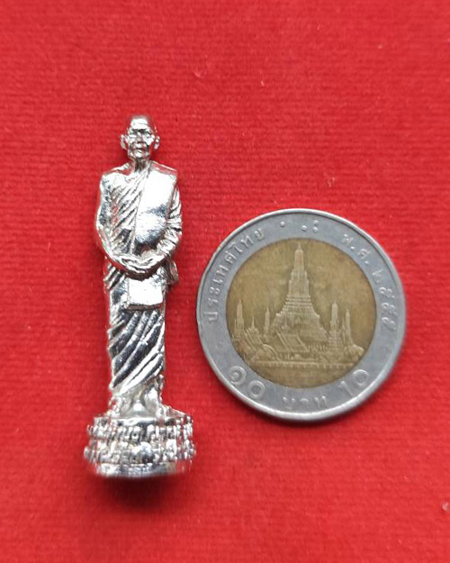 รูปหล่อยืน หลวงตามหาบัว ญาณสัมปันโน วัดป่าบ้านตาด จ.อุดรธานี เนื้อเงินยวง 