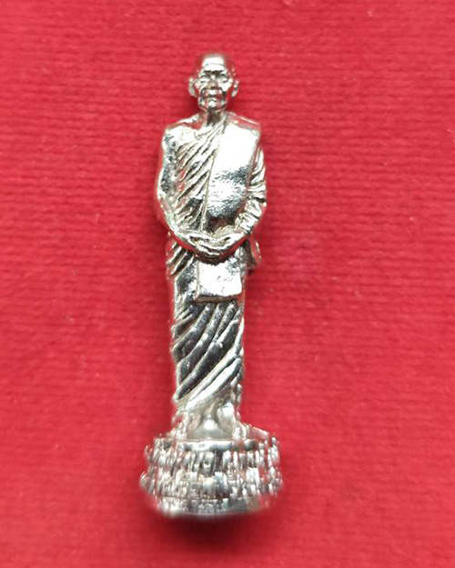 รูปหล่อยืน หลวงตามหาบัว ญาณสัมปันโน วัดป่าบ้านตาด จ.อุดรธานี เนื้อเงินยวง 