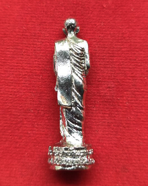 รูปหล่อยืน หลวงตามหาบัว ญาณสัมปันโน วัดป่าบ้านตาด จ.อุดรธานี เนื้อเงินยวง 