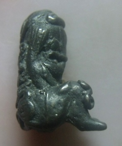 **เบา​ๆ​**พระปิดตาชันเข่า ยันต์ยุ่ง เนื้อสำริด เก่าๆ ไม่ทราบที่**เนื้อจัด สวยๆ เชิญชมครับ