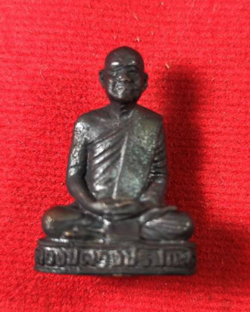 รูปหล่อรุ่นแรก หลวงปู่ผาง ปริปุณฺโณ เนื้อทองแดง วัดดงเย็น จังหวัดอุดรธานีพร้อมกล่องเดิม