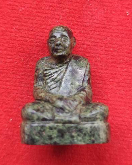 รูปหล่อเนื้อหินแม่น้ำโขง หลวงปู่ลี วัดภุผาแดง จังหวัดอุดรธานี