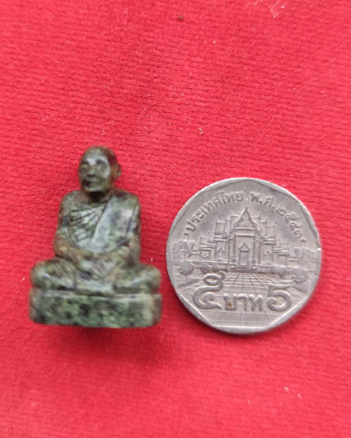 รูปหล่อเนื้อหินแม่น้ำโขง หลวงปู่ลี วัดภุผาแดง จังหวัดอุดรธานี