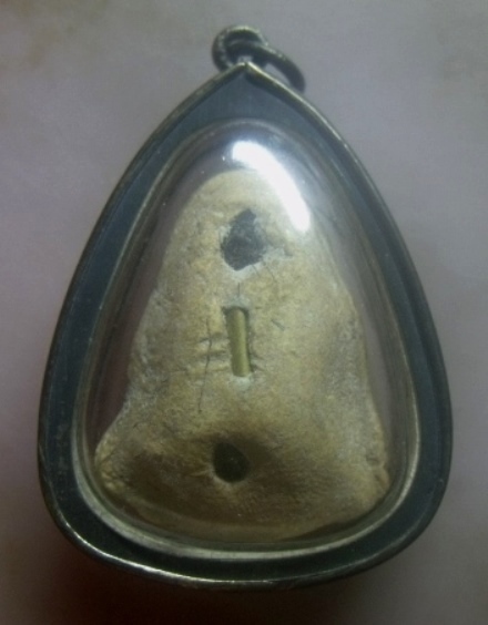 **เบาๆ**พระปิดตามหาลาภ เนื้อผง เจิมแป้ง + เกศา หลังฝังพลอย+ตะกรุด เก่าๆ**พร้อมเลี่ยมจับขอบโบราณ สวยๆ