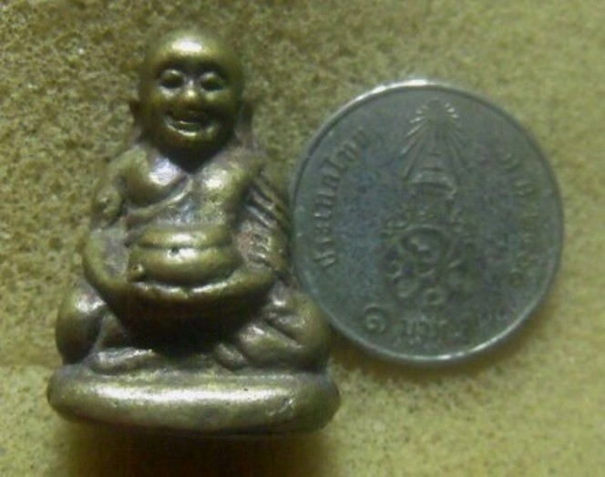 **เบาๆ**รูปหล่อหลวงพ่อเงิน พิมพ์อุ้มบาตร วัดบางคลาน เนื้อทองผสม **สวยๆ เชิญชมครับ 