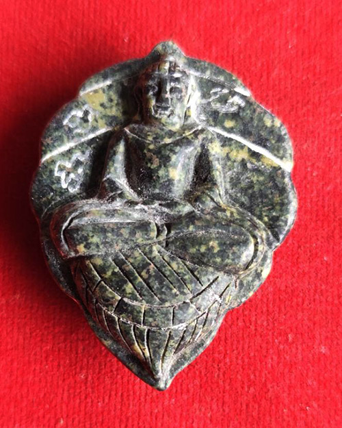 ยุคแรก พระหินหยกพิมพ์ใบโพธิ์ใหญ่ หลวงปู่ฟัก วัดเขาน้อยสามผาน จังหวัดจันทบุรี  