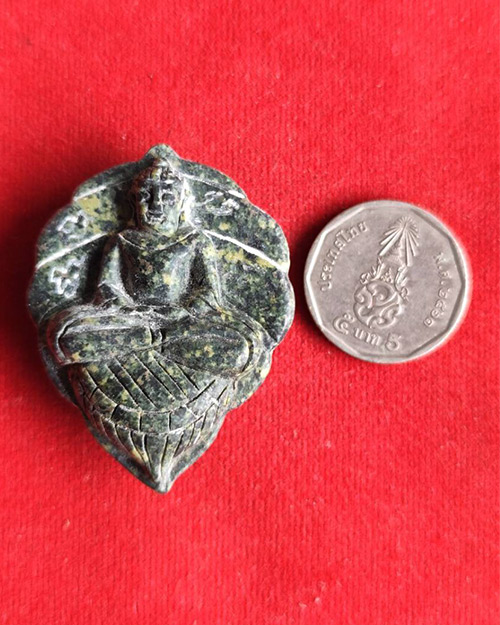 ยุคแรก พระหินหยกพิมพ์ใบโพธิ์ใหญ่ หลวงปู่ฟัก วัดเขาน้อยสามผาน จังหวัดจันทบุรี  