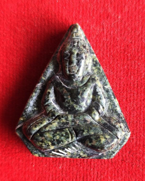 ยุคแรก พระหินหยกพิมพ์ห้าเหลี่ยม หลวงปู่ฟัก วัดเขาน้อยสามผาน จังหวัดจันทบุรี  