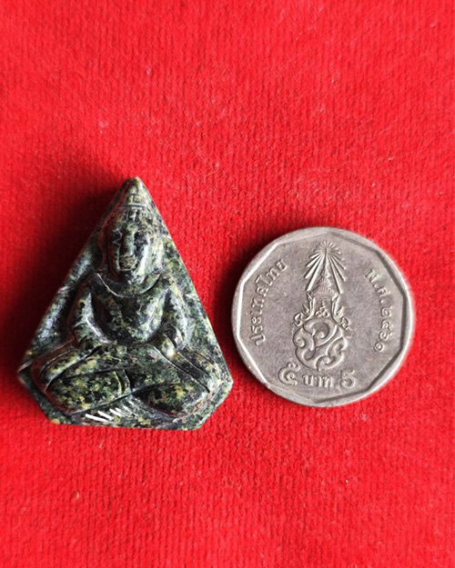 ยุคแรก พระหินหยกพิมพ์ห้าเหลี่ยม หลวงปู่ฟัก วัดเขาน้อยสามผาน จังหวัดจันทบุรี  