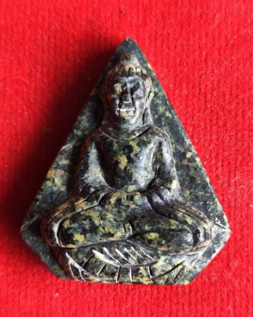 ยุคแรก พระหินหยกพิมพ์ห้าเหลี่ยม หลวงปู่ฟัก วัดเขาน้อยสามผาน จังหวัดจันทบุรี  