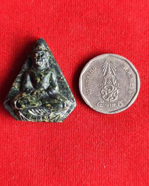 ยุคแรก พระหินหยกพิมพ์ห้าเหลี่ยม หลวงปู่ฟัก วัดเขาน้อยสามผาน จังหวัดจันทบุรี  