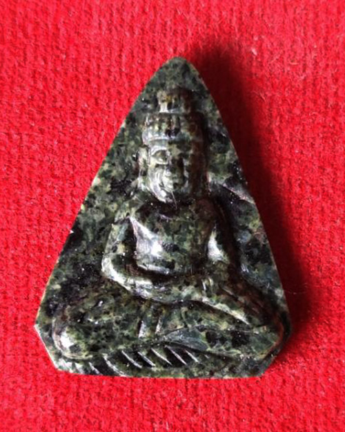 พระหินหยกพิมพ์ห้าเหลี่ยมเล็ก หลวงปู่ฟัก วัดเขาน้อยสามผาน จังหวัดจันทบุรี  