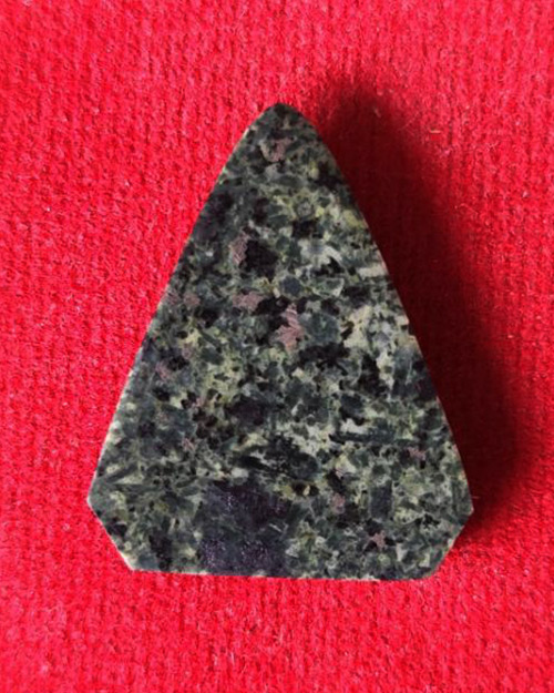 พระหินหยกพิมพ์ห้าเหลี่ยมเล็ก หลวงปู่ฟัก วัดเขาน้อยสามผาน จังหวัดจันทบุรี  