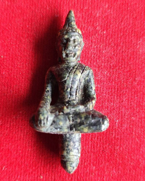 พระหินหยกพิมพ์ยอดธง หลวงปู่ฟัก วัดเขาน้อยสามผาน จังหวัดจันทบุรี