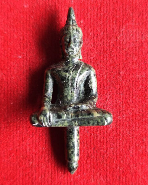 พระหินหยกพิมพ์ยอดธง หลวงปู่ฟัก วัดเขาน้อยสามผาน จังหวัดจันทบุรี ออกวัดป่าบ้านตาด