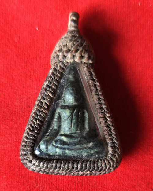 พระหินหยกพิมพ์นางพญาหลวงปู่ฟัก วัดเขาน้อยสามผาน จังหวัดจันทบุรี