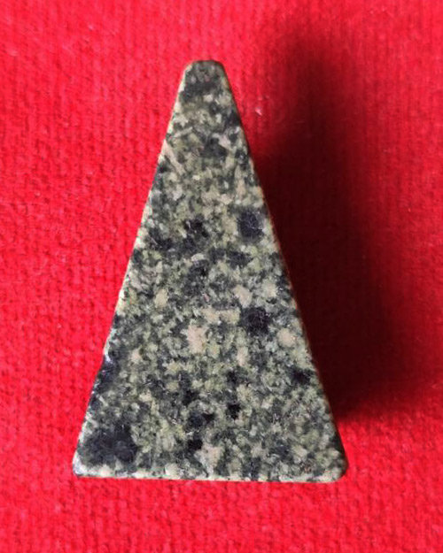 พระหินหยกพิมพ์นางพญาหลวงปู่ฟัก วัดเขาน้อยสามผาน จังหวัดจันทบุรี