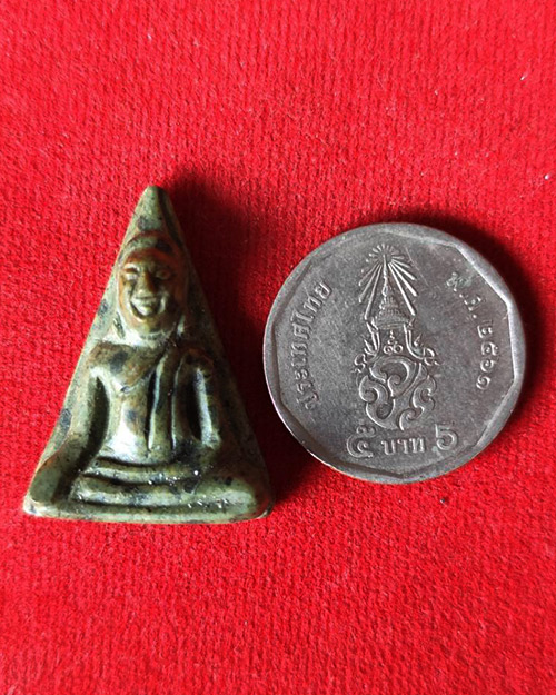 พระหินหยกพิมพ์นางพญาหลวงปู่ฟัก วัดเขาน้อยสามผาน จังหวัดจันทบุรี