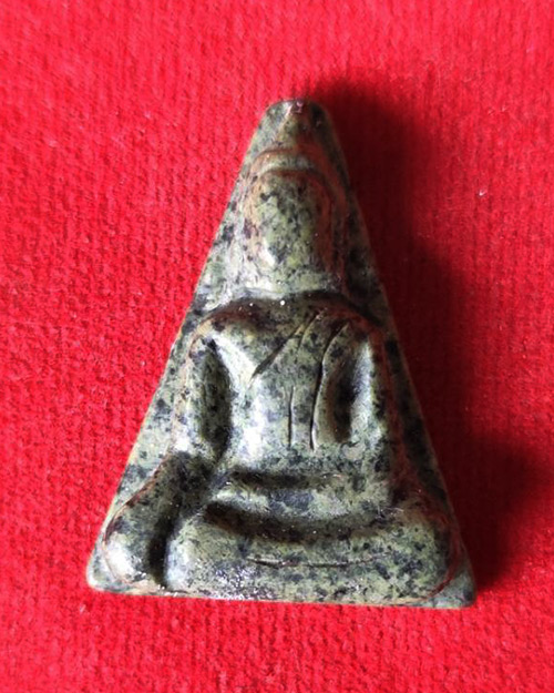 พระหินหยกพิมพ์นางพญาหลวงปู่ฟัก วัดเขาน้อยสามผาน จังหวัดจันทบุรี