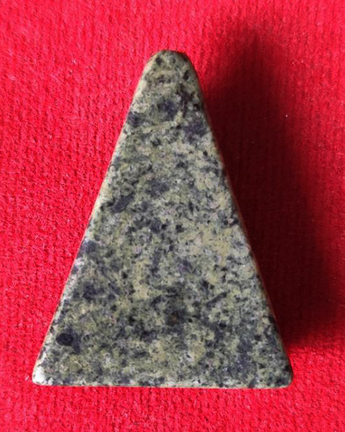 พระหินหยกพิมพ์นางพญาหลวงปู่ฟัก วัดเขาน้อยสามผาน จังหวัดจันทบุรี