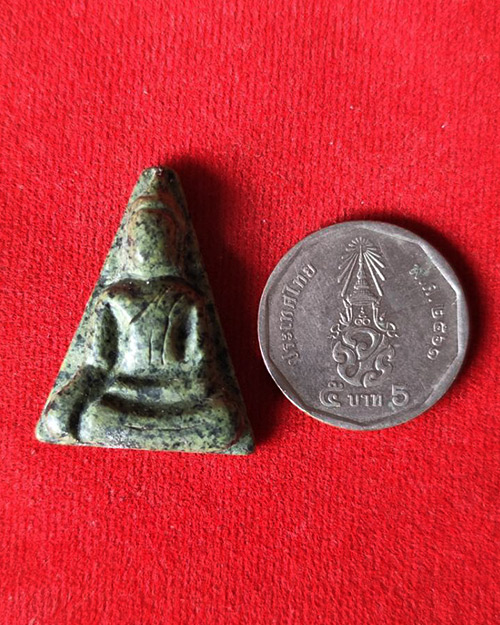 พระหินหยกพิมพ์นางพญาหลวงปู่ฟัก วัดเขาน้อยสามผาน จังหวัดจันทบุรี