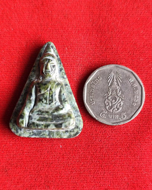 พระหินหยกพิมพ์นางพญาหลวงปู่ฟัก วัดเขาน้อยสามผาน จังหวัดจันทบุรี