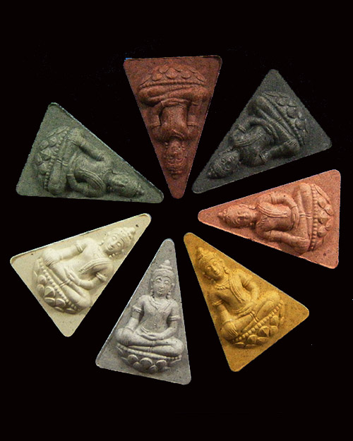 พระสมเด็จนางพญา สก. ปี 2547 ชุดเนื้อผงพร้อมกล่องเดิมครบทุกสี