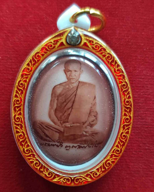 ล็อคเก็ตรูปไข่นั่งเต็มองค์หลวงตามหาบัว ญาณสัมปันโน  วัดป่าบ้านตาด จังหวัดอุดรธานี