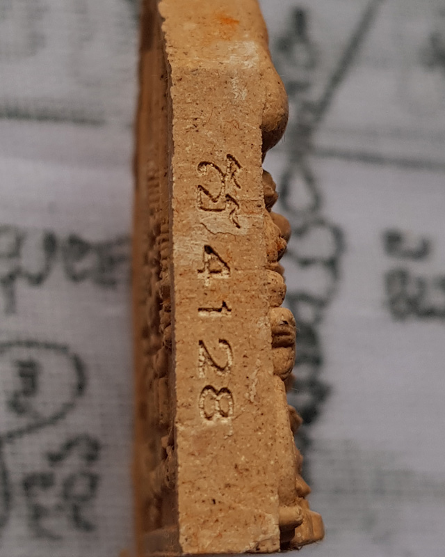 พระพุทธเจริญทรัพย์ หลวงปู่มหาศิลา สิริจันโท เนื้อว่านดอกทองฝังตะกรุดทองแดง 1 ดอกโรยผงงาช้างด้านหลัง