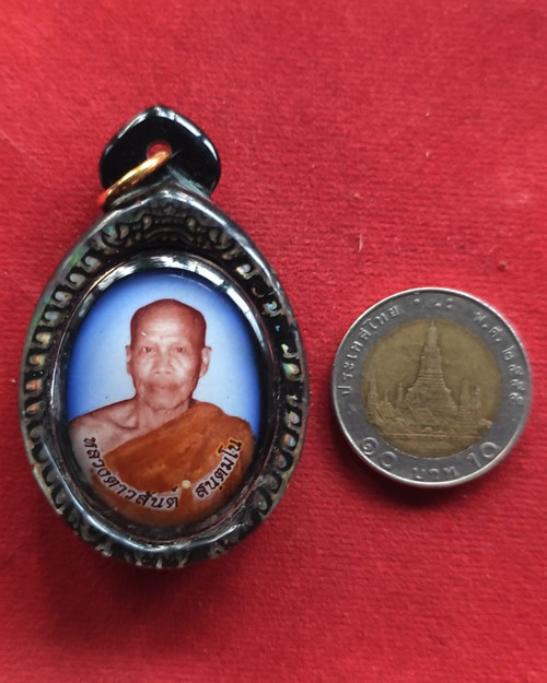 ล็อกเก็ตรูปไข่ครึ่งองค์ หลวงตาวสันต์ วัดป่าหนองหัวหมู จังหวัดอุดรธานี