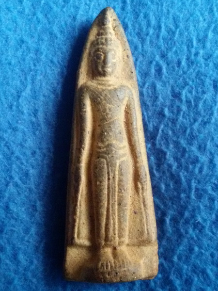 พระร่วงยืน (ทิ้งดิ่ง) หลวงพ่อกวย วัดโฆษิตาราม จ. ชัยนาท เนื้อดิน หลังปั๊มตราวัด