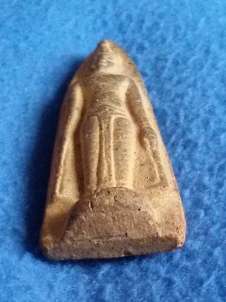 พระร่วงยืน (ทิ้งดิ่ง) หลวงพ่อกวย วัดโฆษิตาราม จ. ชัยนาท เนื้อดิน หลังปั๊มตราวัด