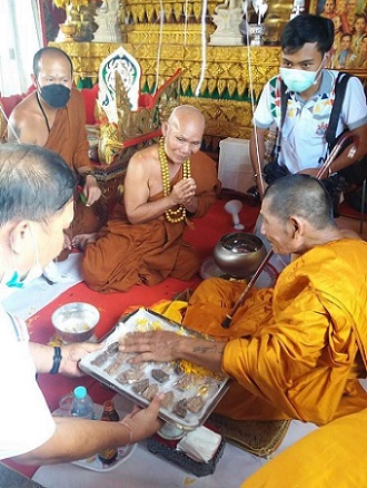 ขุนแผนรวมแร่กายสิทธิ์ ฝังตะกรุด 1 ดอก พร้อมพลอยกายสิทธิ์ และ เส้นเกศา ผสมจีวร ของหลวงปู่มหาศิลา สิริ