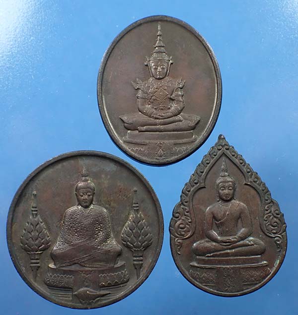 เหรียญพระแก้วมรกต ภปร.รุ่นแรก ครบชุด ๓ องค์ สุดยอดเกจิฯทั่วฟ้าเมืองไทย พ.ศ.๒๕๒๕+บัตรรับรองพระแท้*155