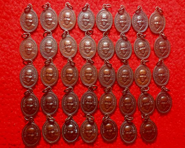 หลวงปู่ทวด เนื้อทองแดงรมดำ สภาพสวย ปี 2538 ออกวัดพิชัยญาติการามวรวิหาร จ.กรุงเทพฯ39เหรียญเคาะเดียว