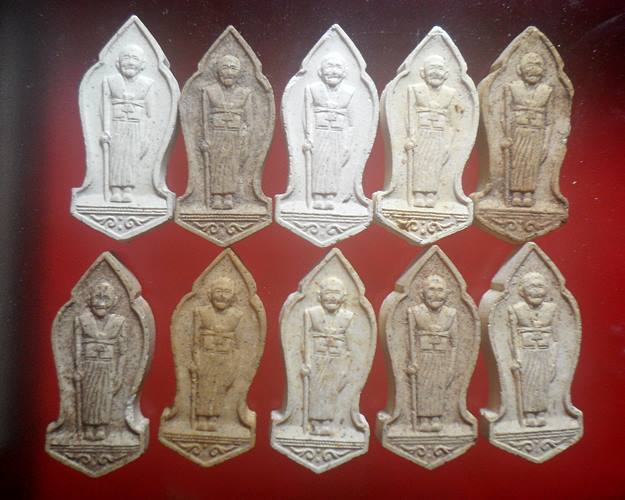 ผงหลวงปู่บุดดาวัดกลางชูศรีเจริญสุข สิงห์บุรีพระที่หลวงปู่ดู่ วัดสะแกยังยกย่องท่านว่าเป็นพระอรหันต์11