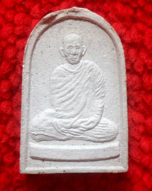 พระผงรุปเหมือนพิมพ์ซุ้มกอ หลังยันต์ดวงมงคล หลวงพ่อเกษม สำนักสุสานไตรลักษณ็ จ.ลำปาง ปี36