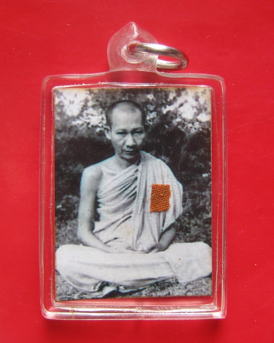 รูปถ่ายหลวงพ่อเกษม เขมโก กระดาษหนังไก่ ปี 2518 ติดจีวรหลวงพ่อ หลังยันต์ หมึกแดง พร้อมเลี่ยม