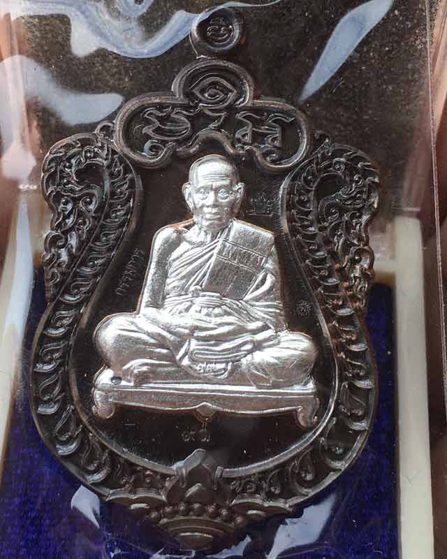 หลวงพ่อพัฒน์ ปุญฺญกาโม วัดห้วยด้วน จ.นครสวรรค์ รุ่น สำเภาเศรษฐี ปี 63 เนื้อ นวะ สอดไส้เงินแท้ 