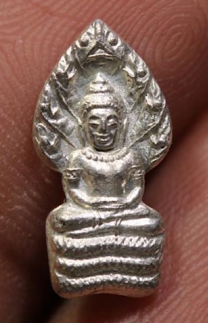 ***พระดีมีประสบการณ์***พระนาคปรกหลวงพ่อคูณ ปริสุทโธ รุ่นเสาร์ 5 คูณพันล้าน เนื้อเงิน ปี2536 (4)