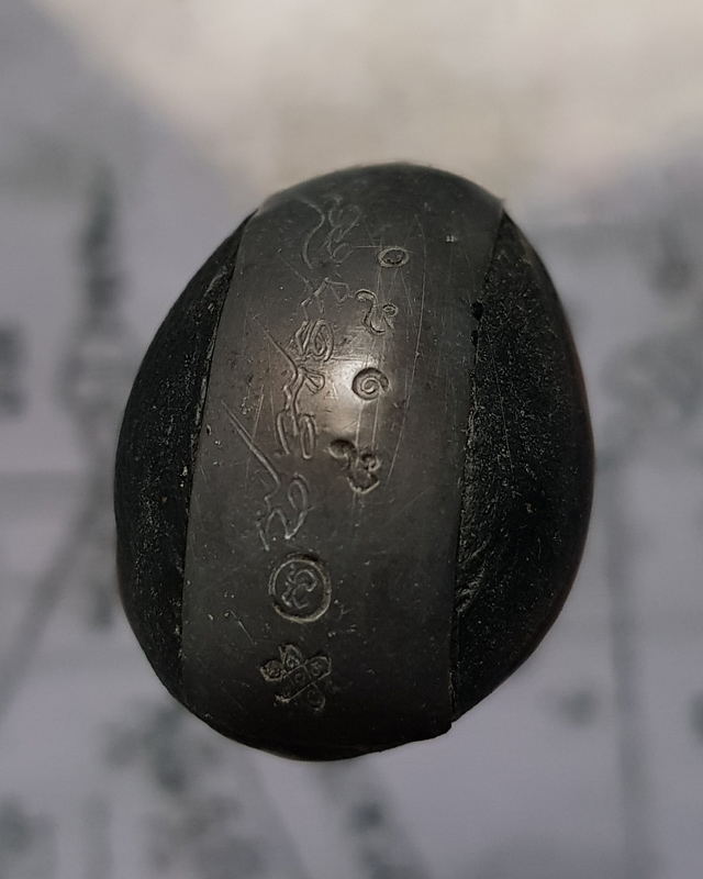 เบี้ยแก้ อุดผงพรายกุมารคลุกรักชันโรงพร้อมกระดาษยันต์ ปี 54 หลวงปู่บัว หลวงปู่คำบุ ปลุกเสก # เลข 8180