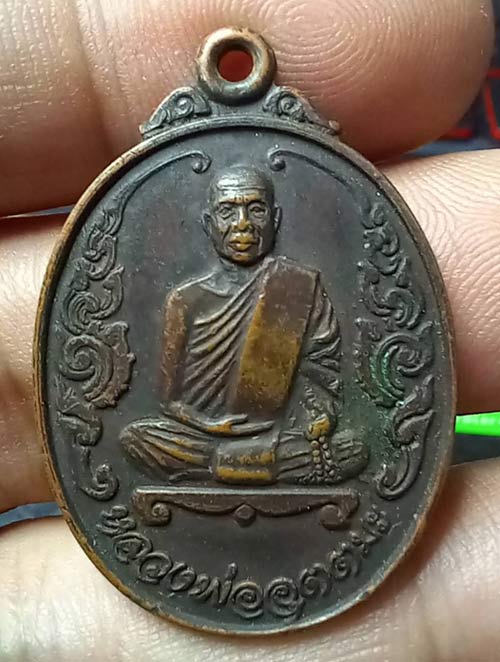 หลวงพ่ออุตตะมะ ไม่ทราบปี หลังเจดีย์ สามองค์