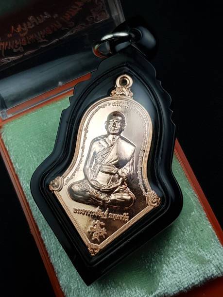 เหรียญทรงจำปี รูปเหมือน(เต็มองค์) เจริญพร หลวงพ่ออิฏฐ์ วัดจุฬามณี เนื้อทองแดง พร้อมเลี่ยม